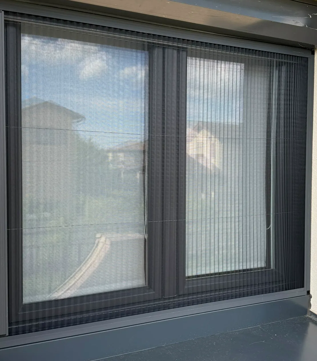 Moustiquaire accordéon à cadre gris anthracite, et à cadre aluminium blanc — les deux finitions comparées